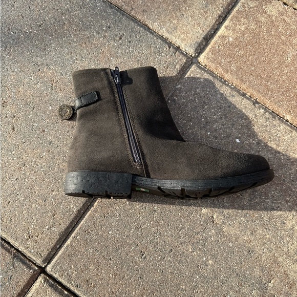 Cougar - Nubuck Leather Waterproof Flat Ankle Boots - Picture 5 of 6